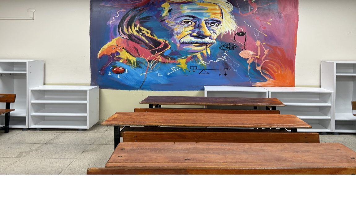 Okulumuz Laboratuvarına, Ressam Mustafa bey tarafından Albert Einstein portresi çizildi .